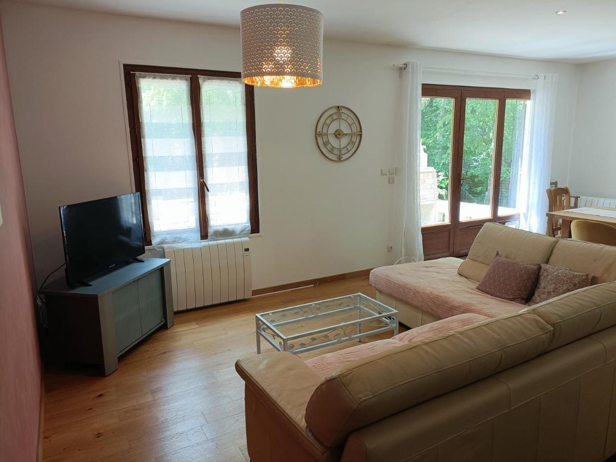 Holiday home La Maison Du Bois, 10 Minutes De L'a71, 10 Minutes De Bourges Plaimpied-Givaudins
